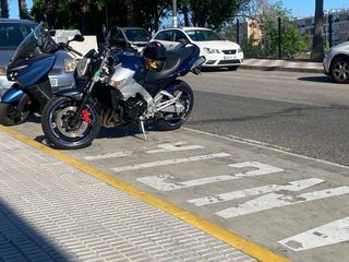 Suzuki GSR 600 azul y plata   100.00km en la foto
