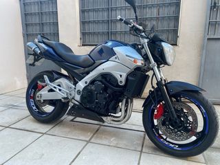 Suzuki GSR 600 azul y plata   100.00km en la foto