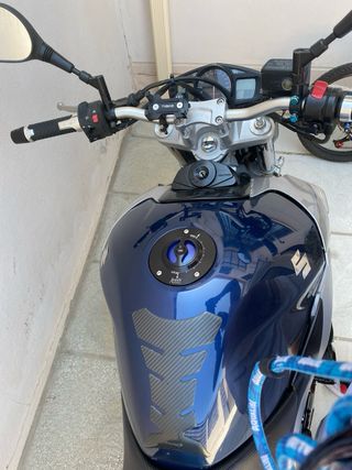 Suzuki GSR 600 azul y plata   100.00km en la foto