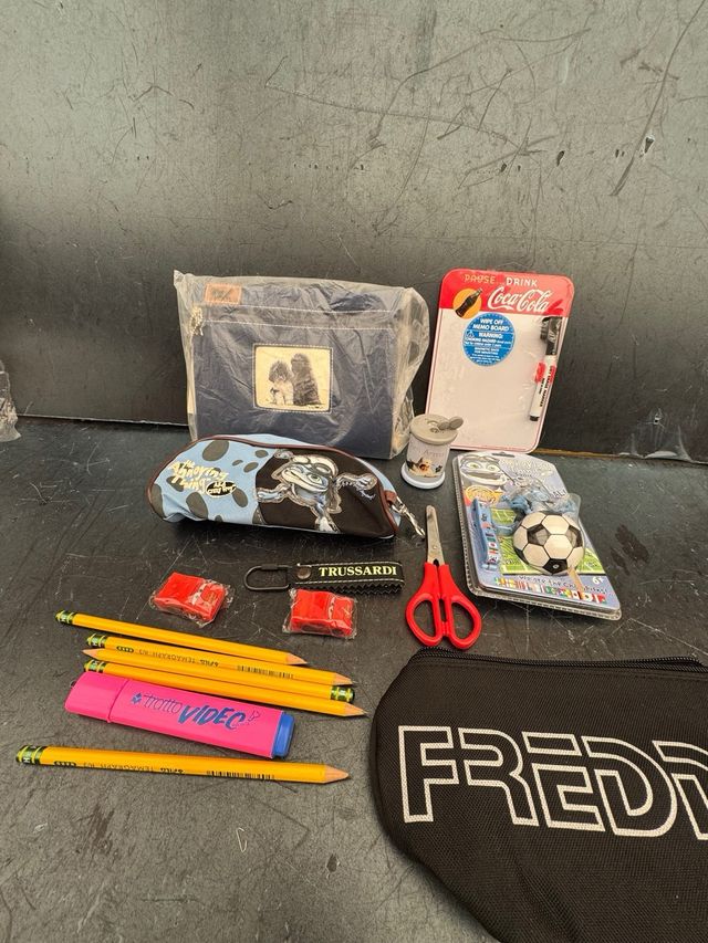 Kit scuola: astuccio, penne e accessori