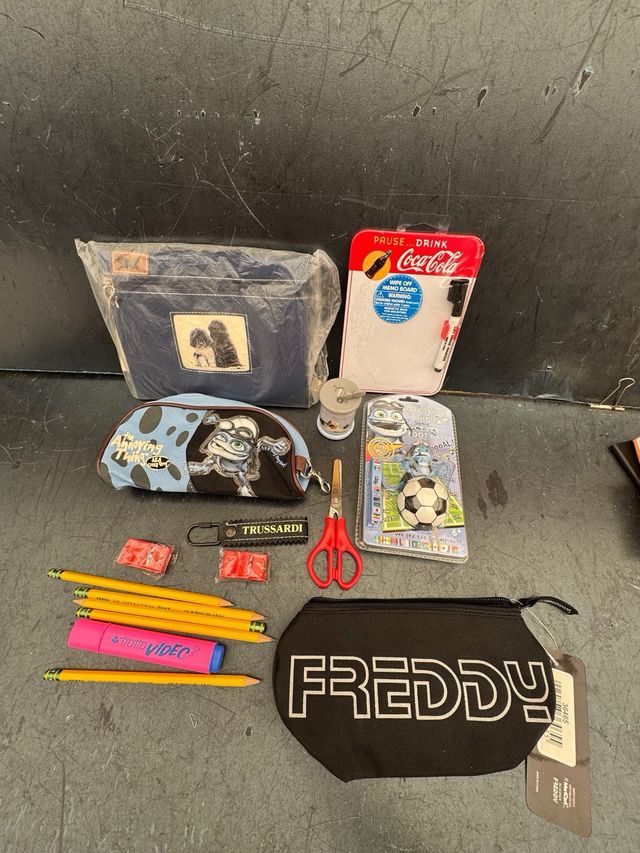 Kit scuola: astuccio, penne e accessori