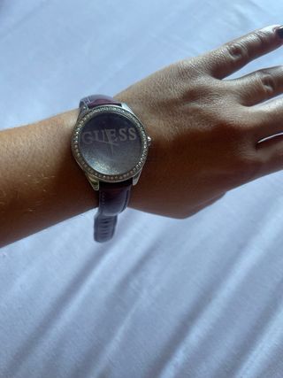 Reloj Guess morado con purpurina