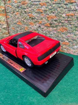 Ferrari 348 TS (1990) – Escala 1:18
