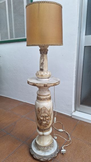 Lámpara columna mármol el pie hace 64 cm de alto 
