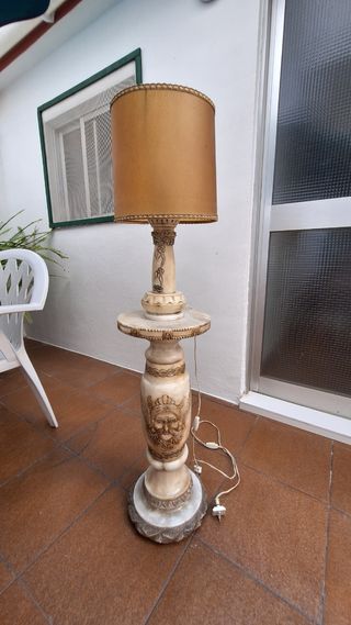 Lámpara columna mármol el pie hace 64 cm de alto 