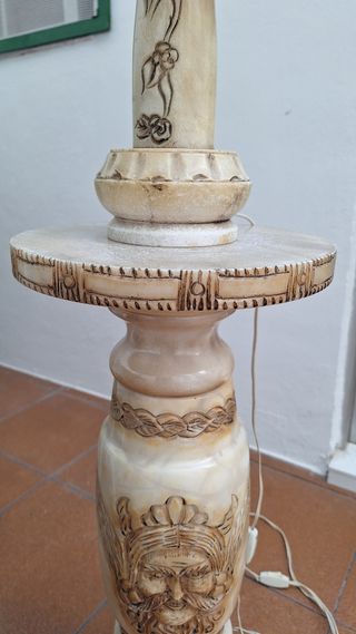 Lámpara columna mármol el pie hace 64 cm de alto 