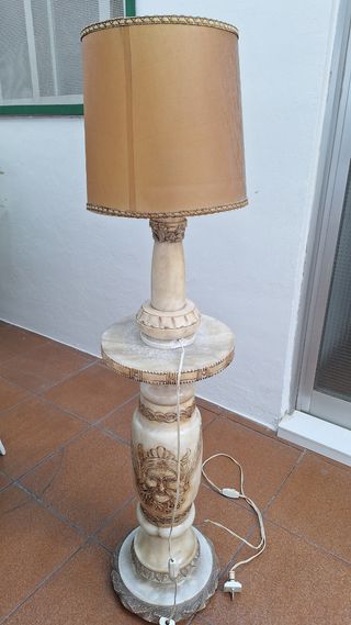 Lámpara columna mármol el pie hace 64 cm de alto 