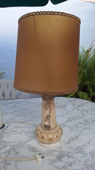 Lámpara columna mármol el pie hace 64 cm de alto 