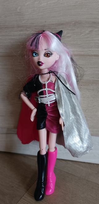 Muñeca Bratzillaz en buen estado.