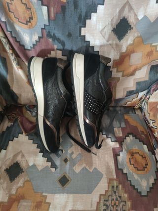 Zapatillas Geox negras y plateadas