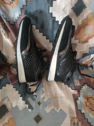 Zapatillas Geox negras y plateadas