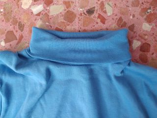Jersey cuello alto azul