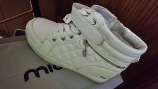 Botín deportivo blanco cuña