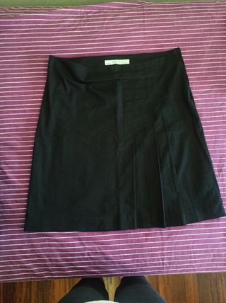 Falda negra plisada Zara