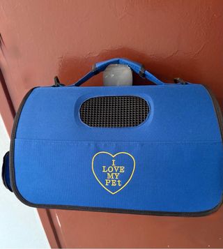 Transportín azul para mascotas pequeñas .