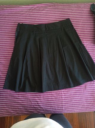 Falda negra plisada