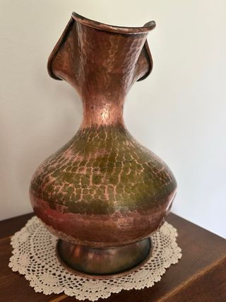 Brocca in rame antico presenta una ammaccatura 