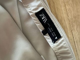 Falda satinada beige 