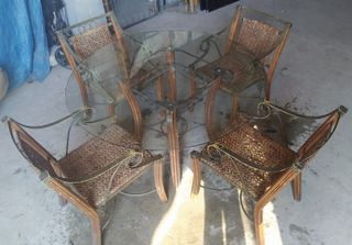 Juego de mesa y 4 sillas de mimbre