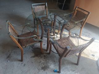 Juego de mesa y 4 sillas de mimbre
