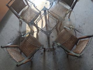 Juego de mesa y 4 sillas de mimbre