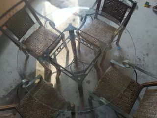 Juego de mesa y 4 sillas de mimbre