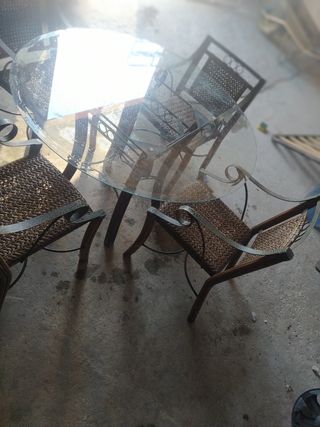 Juego de mesa y 4 sillas de mimbre