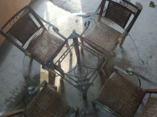 Juego de mesa y 4 sillas de mimbre
