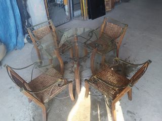 Juego de mesa y 4 sillas de mimbre