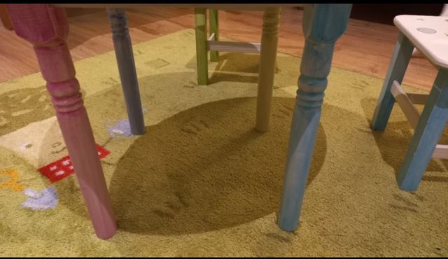 Conjunto infantil de mesa y dos sillas. 