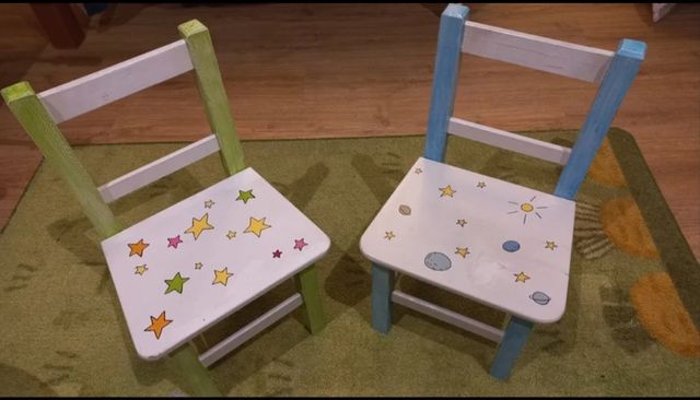 Conjunto infantil de mesa y dos sillas. 