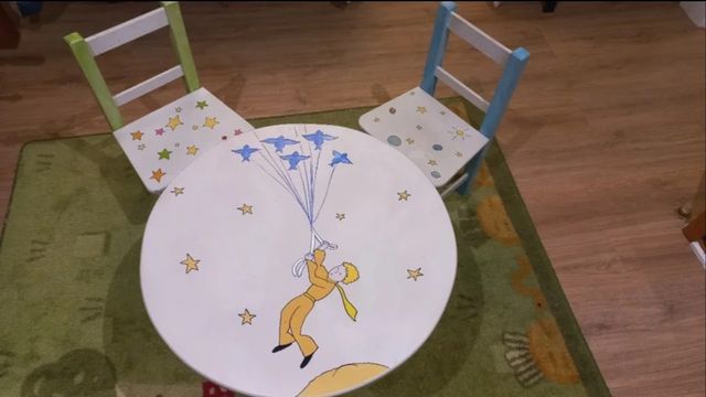Conjunto infantil de mesa y dos sillas. 