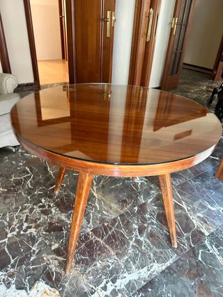 Mesa redonda de madera con cristal