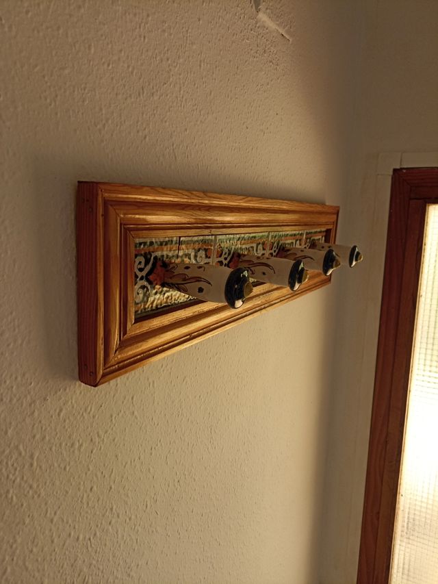 Appendiabiti da parete in ceramica e legno