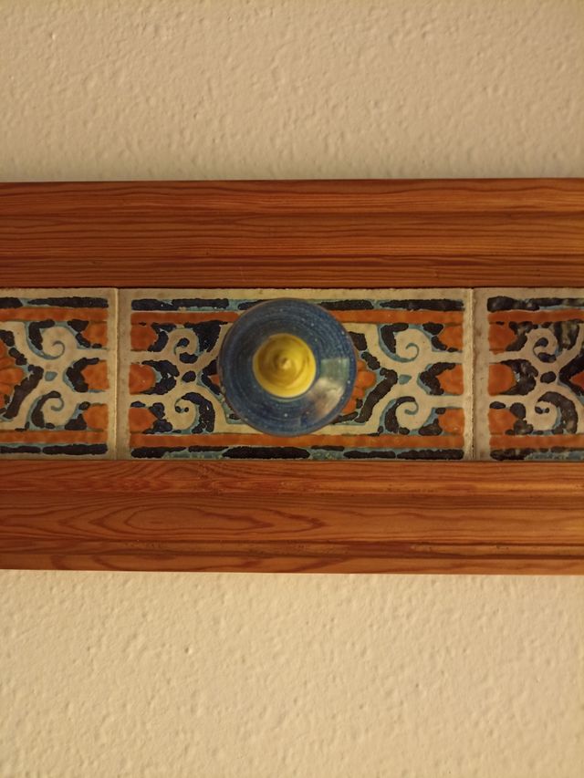 Appendiabiti da parete in ceramica e legno