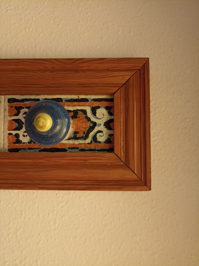 Appendiabiti da parete in ceramica e legno