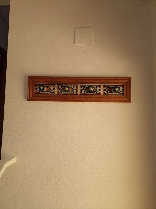 Appendiabiti da parete in ceramica e legno