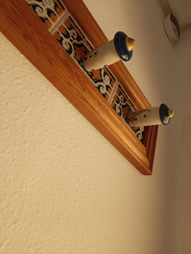 Appendiabiti da parete in ceramica e legno