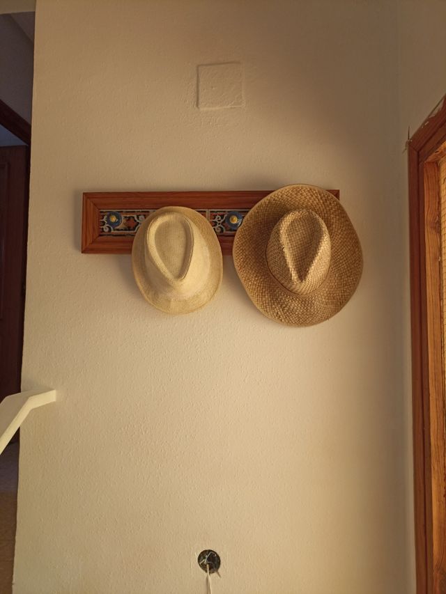 Appendiabiti da parete in ceramica e legno