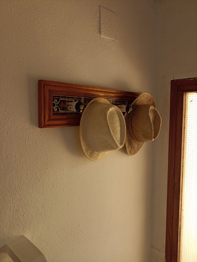 Appendiabiti da parete in ceramica e legno