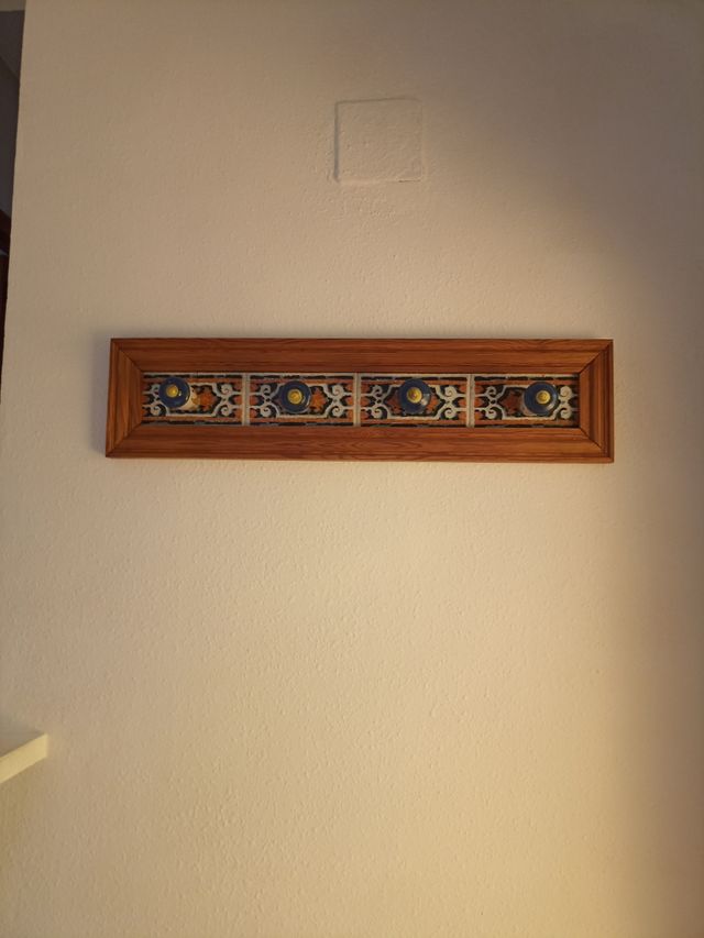 Appendiabiti da parete in ceramica e legno