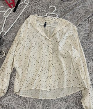 Blusa Bershka lunares beige talla L