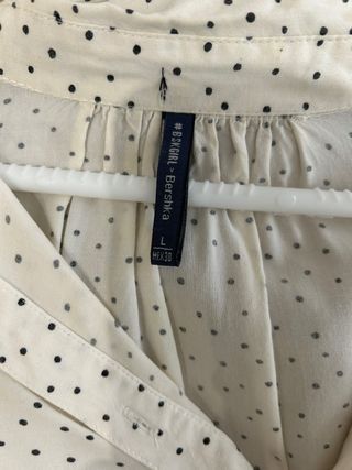 Blusa Bershka lunares beige talla L