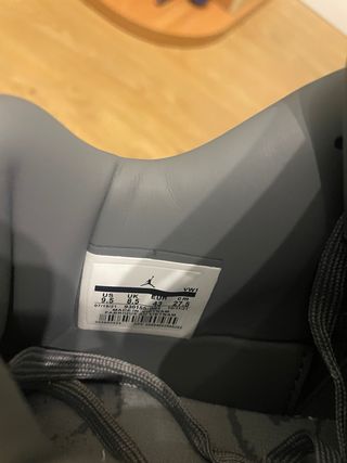 Jordan 4 Retro x KAWS