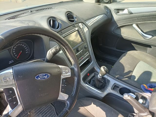 Ford Mondeo blanco ,(motor gripado)de alta todavía