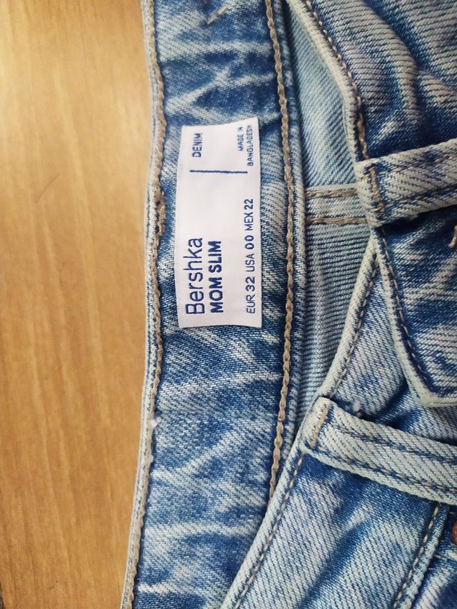 Jeans Bershka Mom fit, talla 32