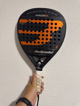 Pala Bullpadel Hack 03 comfort 24 + Paletero 