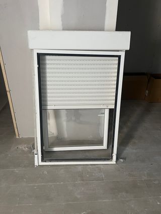 Ventana aluminio con persiana
