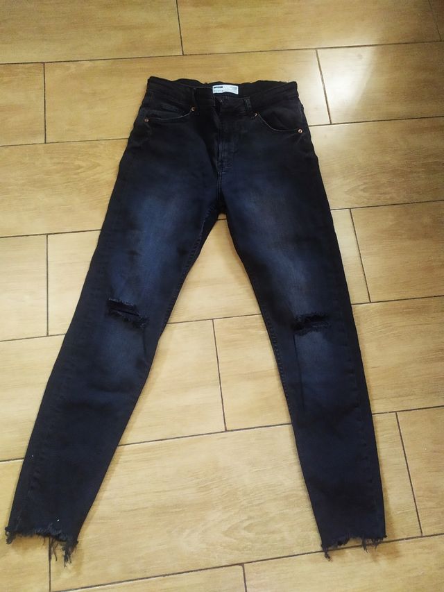 Jeans Bershka negros M/38 rotos