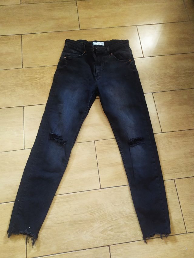 Jeans Bershka negros M/38 rotos